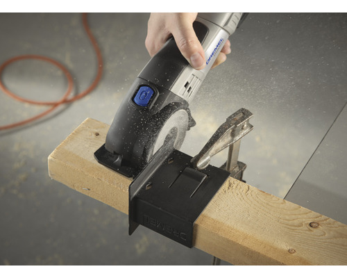 Logo Dremel. Un artisan scie du bois avec une scie circulaire Dremel.