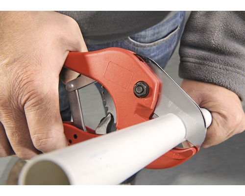 Rohrabschneider schneidet Kunststoffrohr