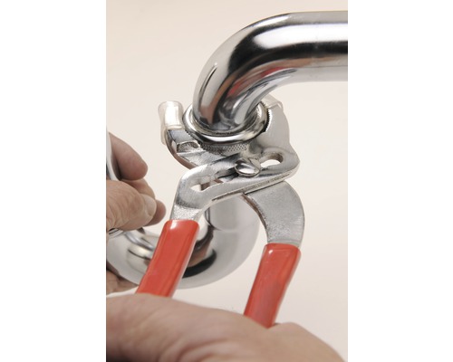 Installation einer Rohrverbindung mit einer Rohrzange