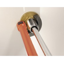 Scène d''installation avec outil pour le montage d''un robinet