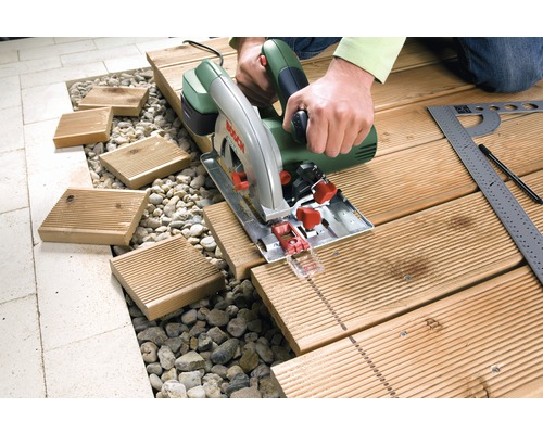 Verwendung einer Handkreissäge zum Schneiden von Terrassendielen