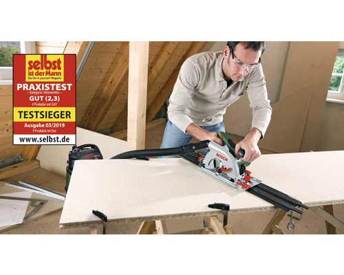 Mann sägt Holzplatte mit Tauchsäge von Bosch