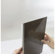 Nahaufnahme einer braunen Acrylglasplatte mit Aluminiumprofil