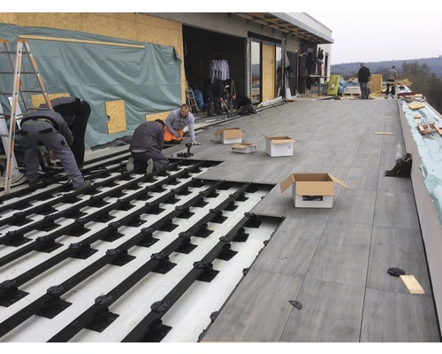 Verlegung von Terrassenplatten auf Stelzlager-System durch Handwerker