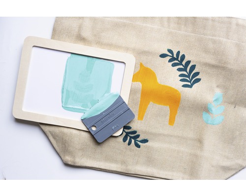 Bedruckte Stofftasche mit Schablone, Rakel und Textilfarbe