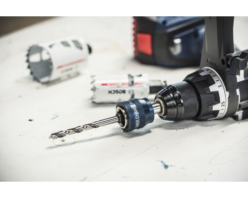Akkubohrschrauber mit Bohrer und Lochsägen