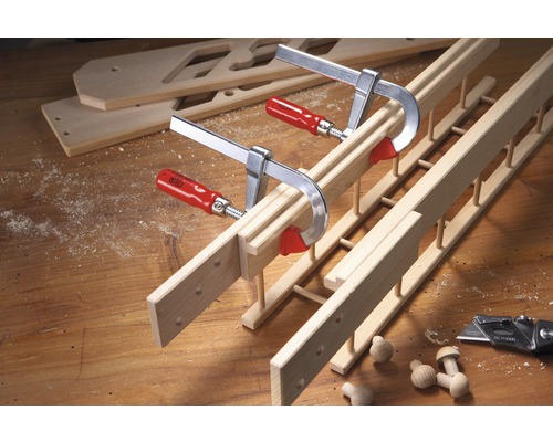 Holzwerkstück mit Schraubzwingen auf einer Werkbank