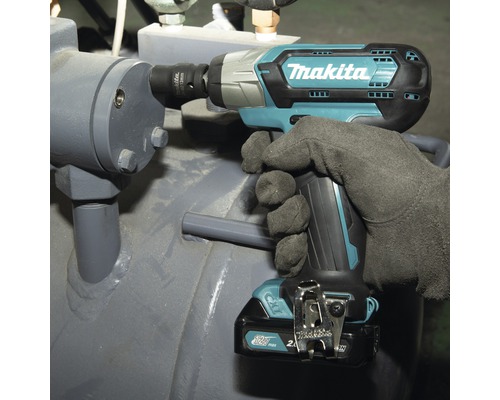 Makita Schlagschrauber im Einsatz an einer grauen Metallkonstruktion