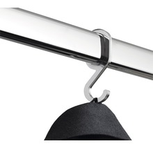 Kleiderstangen-Haken aus Metall mit Kleidungsstück