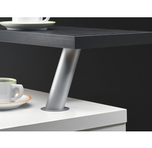 Detailansicht eines Schreibtisches mit Tischplatte, Tischbein und Tasse