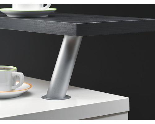 Detailansicht eines Schreibtisches mit Tischplatte, Tischbein und Tasse