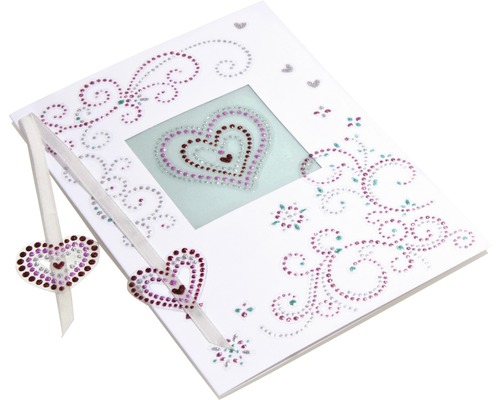 Album photo décoré avec des strass et des breloques en forme de cœur