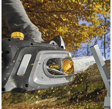 Alpina Kettensäge beim Sägen eines Baumstamms im Aussenbereich