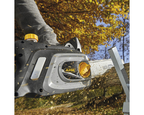 Alpina Kettensäge beim Sägen eines Baumstamms im Aussenbereich