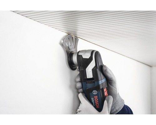 Une personne utilise une fraise multifonction Bosch pour couper des matériaux.