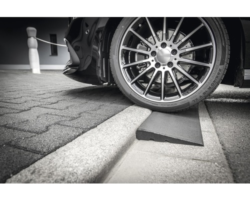 Ein Auto fährt über eine Bordsteinrampe aus Gummi