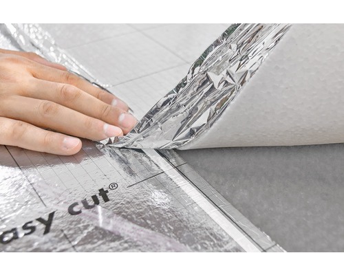 Person schneidet Dämmunterlage mit Easy-Cut-System zu