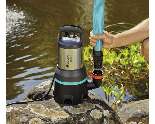 Gardena Schmutzwasserpumpe beim Anschließen eines Schlauches an einem Teich