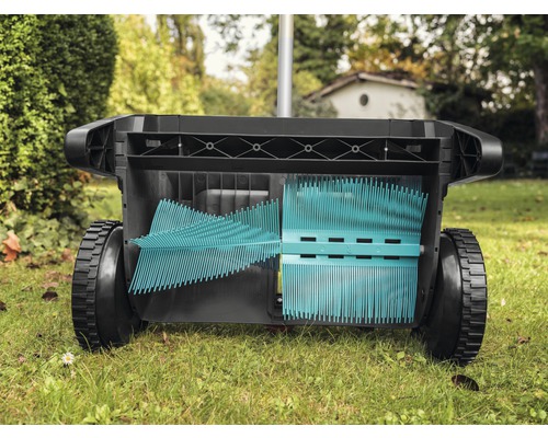 Vertikutierer mit Fangkorb auf Rasen