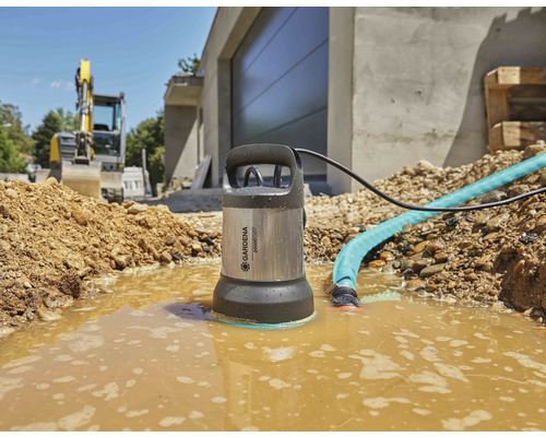 Gartentauchpumpe im Einsatz in einer Baugrube mit Bagger