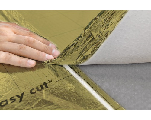 Person handhabt Trittschalldämmung mit Easy Cut Aufdruck