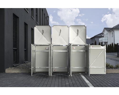 Mehrere Wertstoffboxen für die Mülltrennung im Außenbereich.