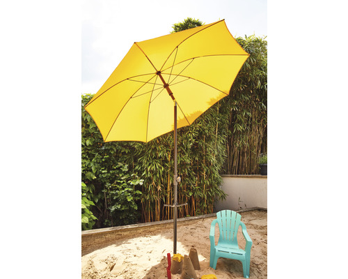 Parasol jaune au-dessus du bac à sable et de la chaise d''enfant