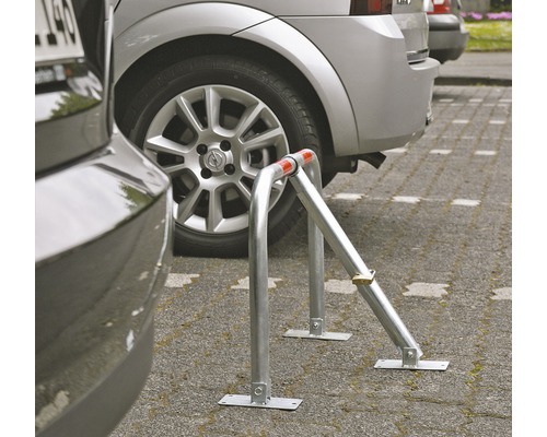 Arceau de stationnement en métal pour sécuriser une place de parking.