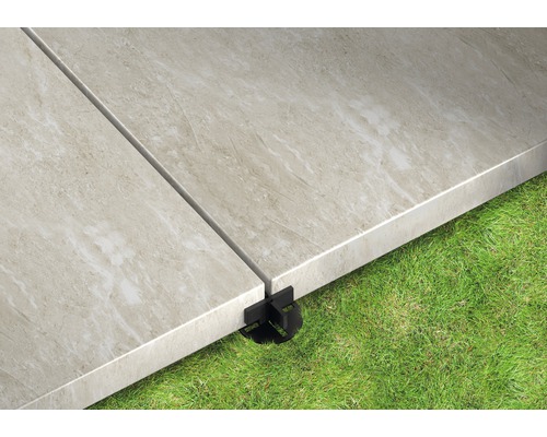 Terrassenplatten mit Fugenkreuz auf Rasen