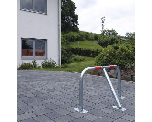 Range-vélos en métal devant une maison