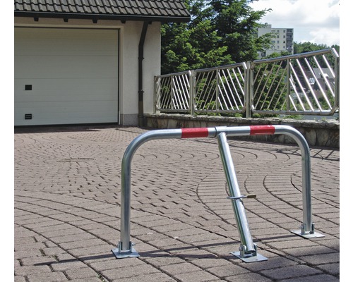 Arceau de stationnement métallique avec serrure devant un garage