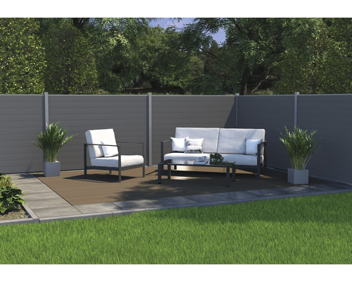 Scène de jardin avec clôture, salon de jardin et plantes