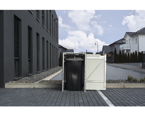 Mülltonnenbox HIDE Kunststoff 69,7x80,7x115,2 cm schwarz Mülltonnenbox mit einer schwarzen Mülltonne vor einem Gebäude