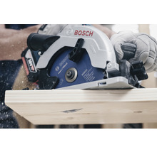 Akkukreissäge beim Sägen eines Holzbretts, Bosch Logo