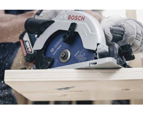 Scie circulaire à batterie coupant une planche de bois, Logo Bosch