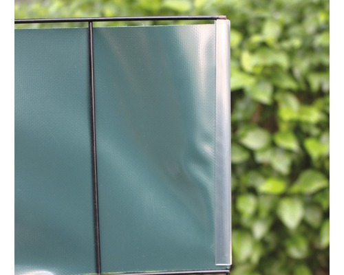 Detail einer grüner Sichtschutzmatte mit Befestigungsclip.