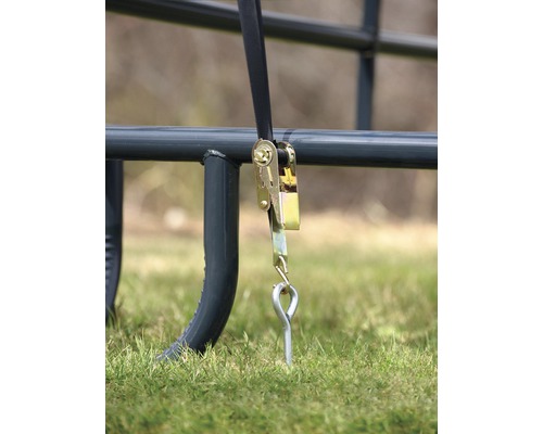 Detailansicht eines Spannsets zur Befestigung eines Zauns im Boden.