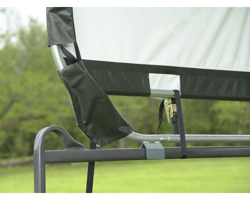 Detailansicht einer Schaukel mit Metallelementen und Stoffbezug