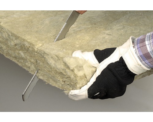 Zuschneiden einer Mineralwolldämmplatte mit einem Dämmstoffmesser