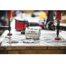 Scie cloche carbure Bosch en utilisation entre deux serre-joints