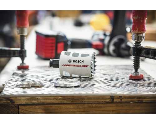 Scie cloche carbure Bosch en utilisation entre deux serre-joints