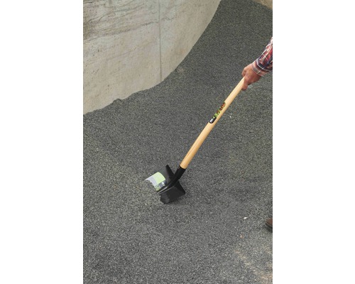 Spaten mit Holzgriff in Schüttgut