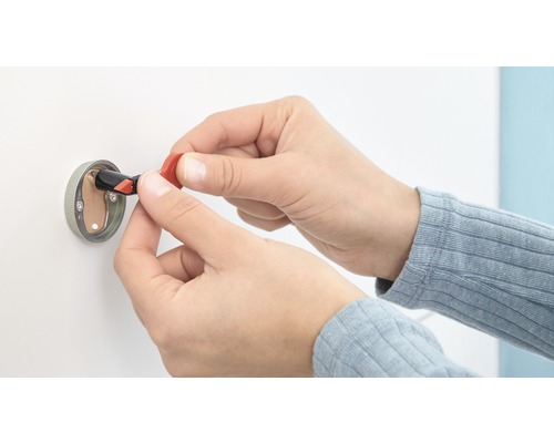 Insertion d''une pile dans une serrure de porte électronique
