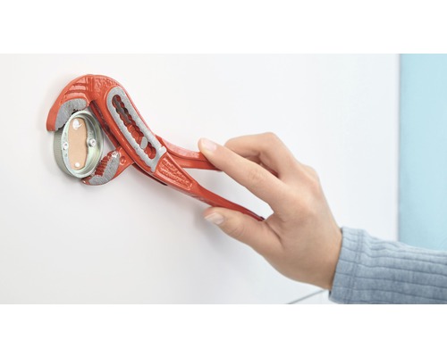 La boîte d''installation est montée avec une clé à tube.