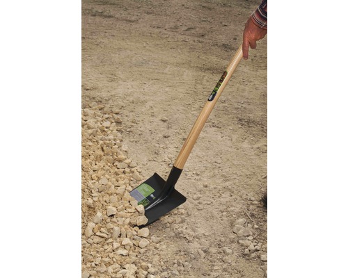 Spaten schaufelt Kies auf einem Kiesweg