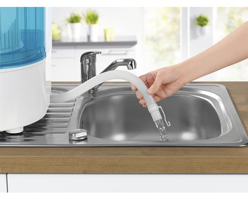 Szene mit einer tragbaren Waschmaschine, die an einem Waschbecken angeschlossen ist und Wasser ablässt