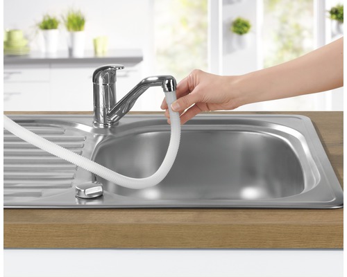 Edelstahlspüle mit Wasserhahn und Brauseschlauch in einer hellen Küche