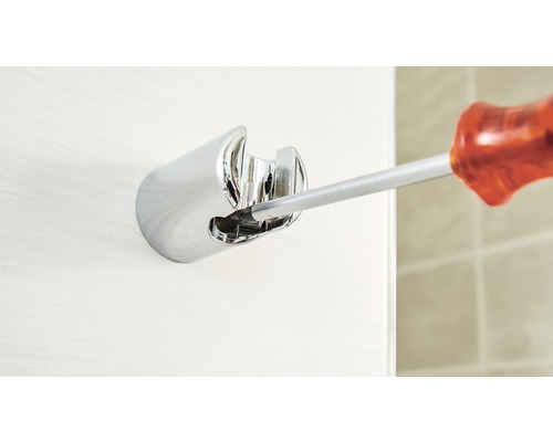 Installation einer Duschstangenhalterung mit einem Schraubendreher