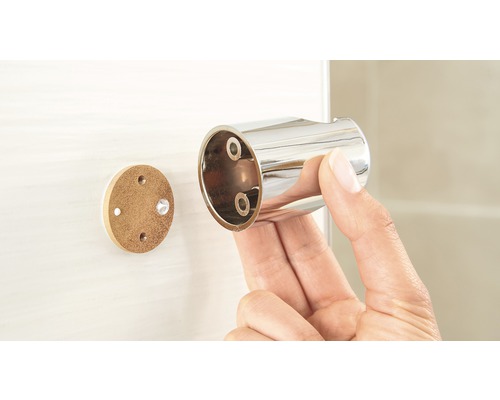 Installation einer Duschstange mit Halterung an der Wand