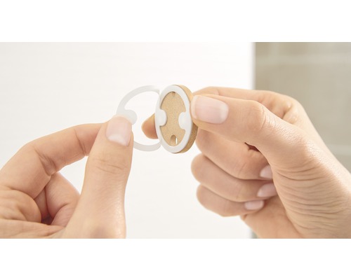 Person befestigt Schallschutz an einer Wand